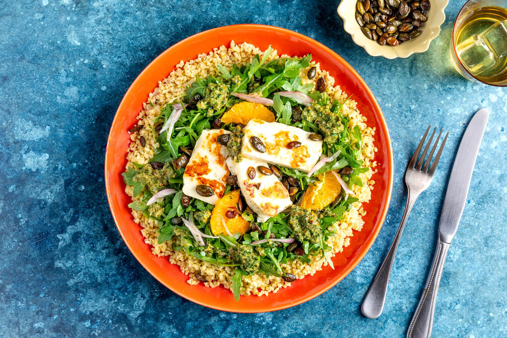 Paneer mit Kürbiskernen und Kapernsauce auf Rucola-Orangen-Salat und Bulgur