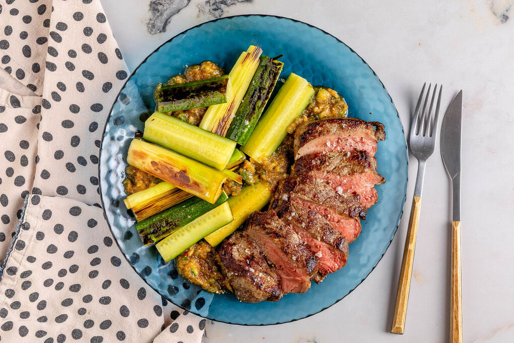 Rinderhüftsteak Nikkei-Style mit Röstgemüse und Gurkensalsa