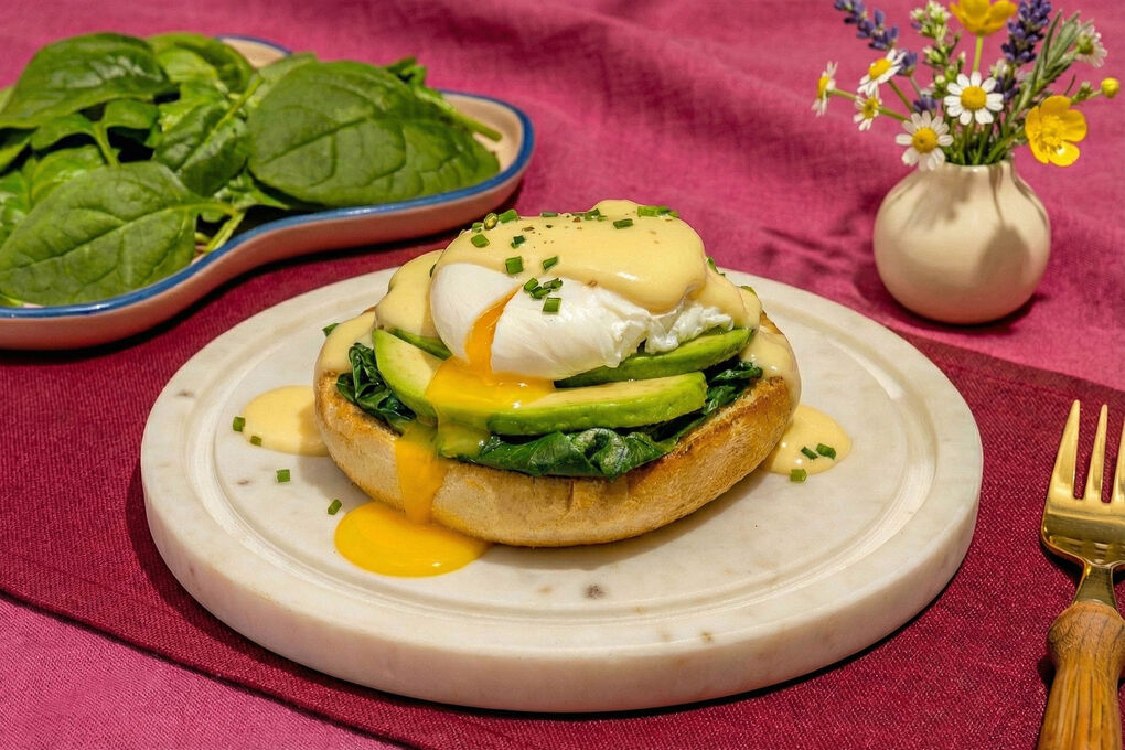 Croque Benedict mit Avocado und Babyspinat