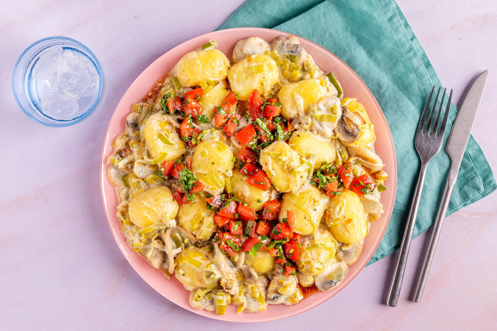 Feine Käse-Gnocchi mit Champignons und Tomaten-Kräuter-Topping
