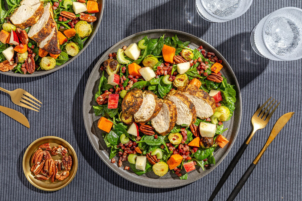 Salatteller mit Bio-Hähnchen und Speck fruchtig-fein mit Apfel & Pekannuss