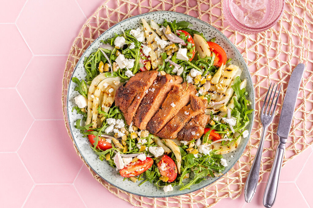 Veganes Steak auf Salat mit gegrilltem Fenchel und Feta