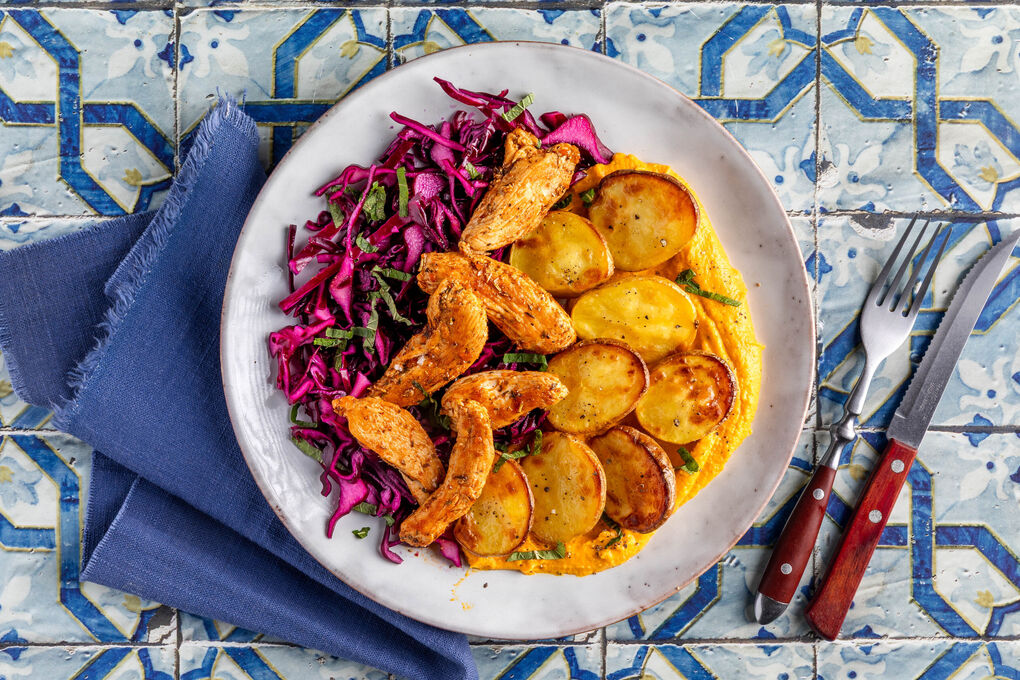 Bio-Hähnchen mit Karotten-Tahini-Creme an Ofenkartoffeln und Rotkohlsalat