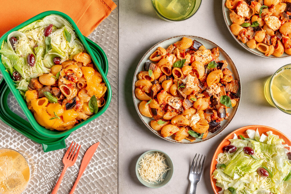Auberginenpasta & Nudelauflauf serviert mit würzigem Käse-Oliven-Salat