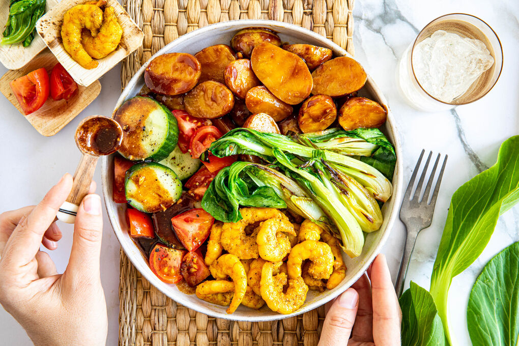 Bowl mit extraviel Garnelen mit Kartoffeln und Erdnussdressing