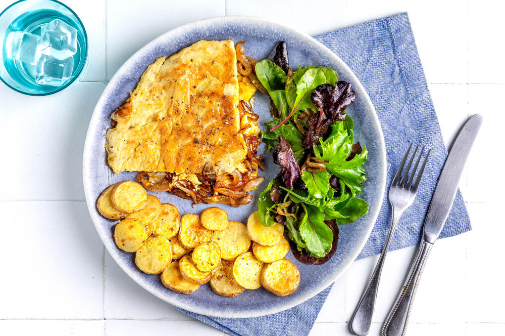 Käse-Zwiebel-Omelett mit Trüffelöl dazu Röstkartoffeln und Wildkräutersalat