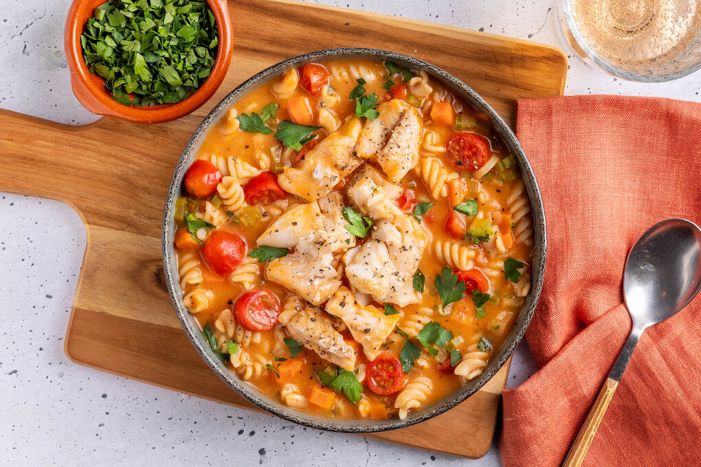 Fisch-Chowder mit Vollkornpasta italienische Art mit Tomaten und Petersilie