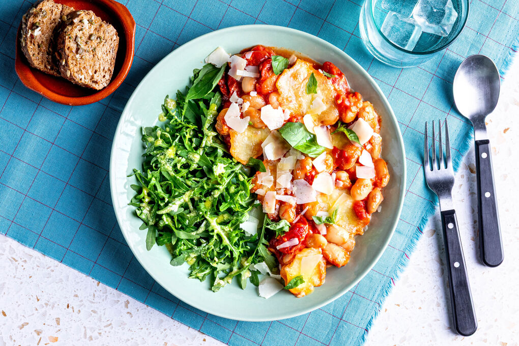 Mozzarella-Bohnen-Pfanne mit Knoblauchbrot und Rucolasalat