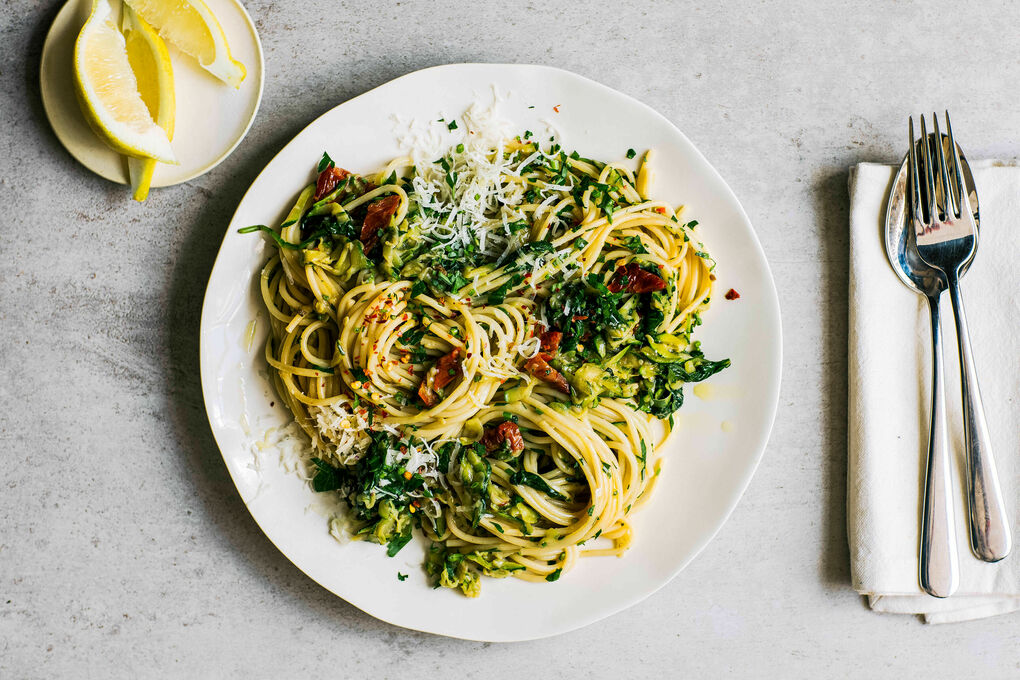 Anchovis-Pasta mit Tomaten und Zucchini-Spinat-Gemüse