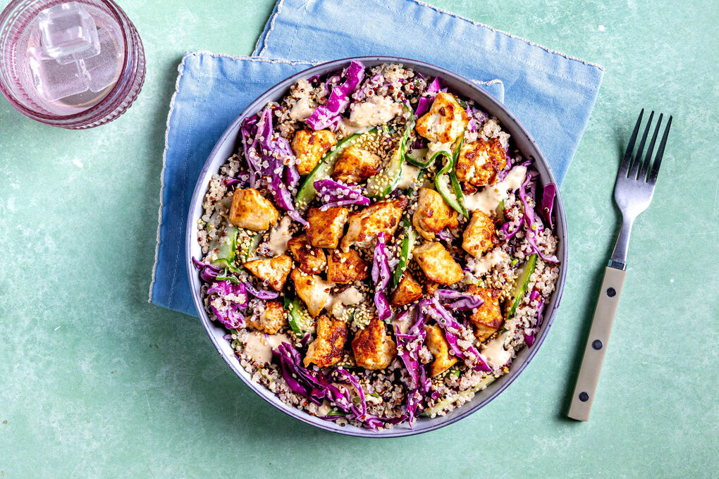 Gebratener Tofu auf Quinoasalat mit Gurken, Rotkohl und Sesamdressing
