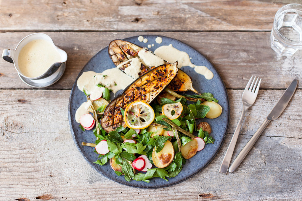 Gebackene Aubergine mit Kartoffeln und Olivensauce