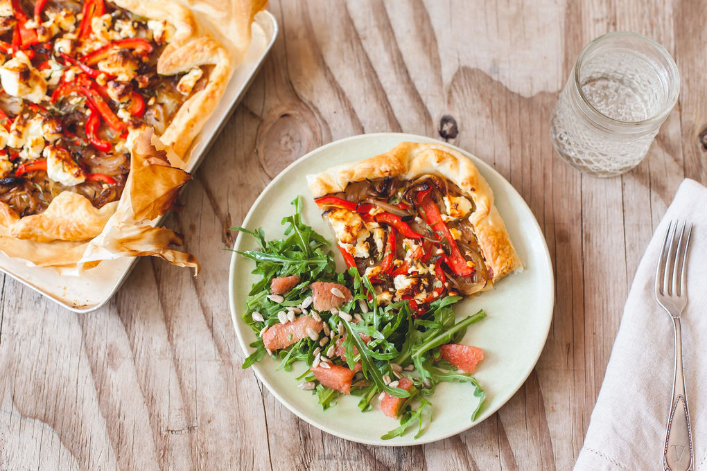 Zwiebel-Paprika-Tarte mit fruchtigem Salat