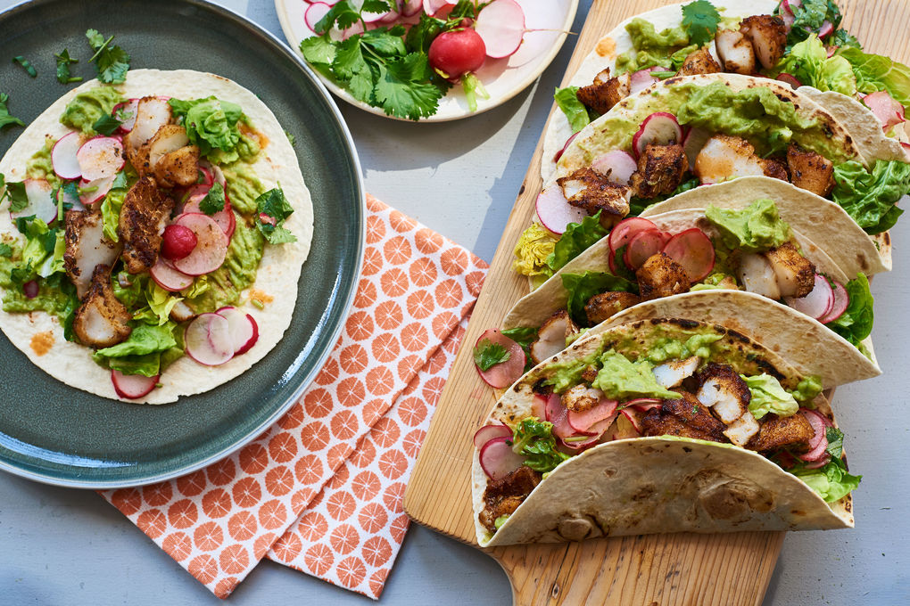 Scharfe Seelachs-Tacos mit Guacamole und Radiesschen-Salat