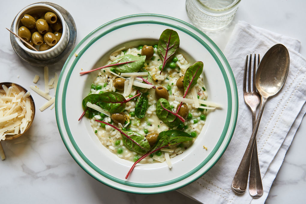 Cremiges Risotto mit frischen Erbsen und grünen Oliven