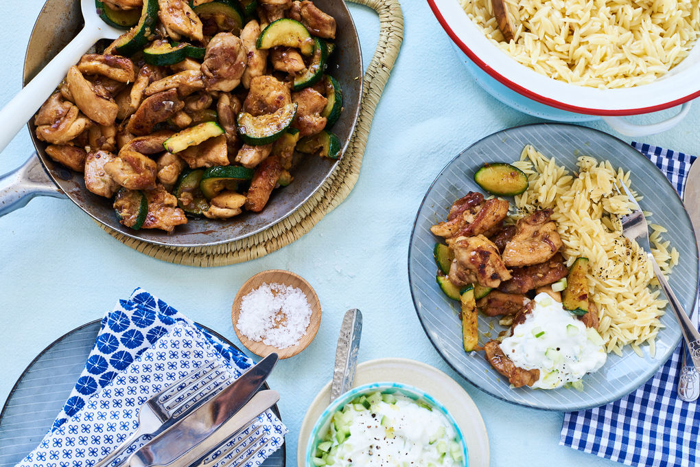 Griechische Hühnchen-Pfanne mit Tzatziki und Reisnudeln