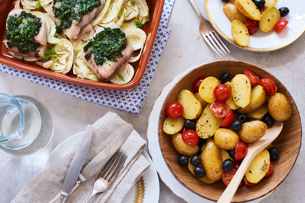 Seelachs mit Kräuter-Kruste und mediterranem Kartoffelsalat