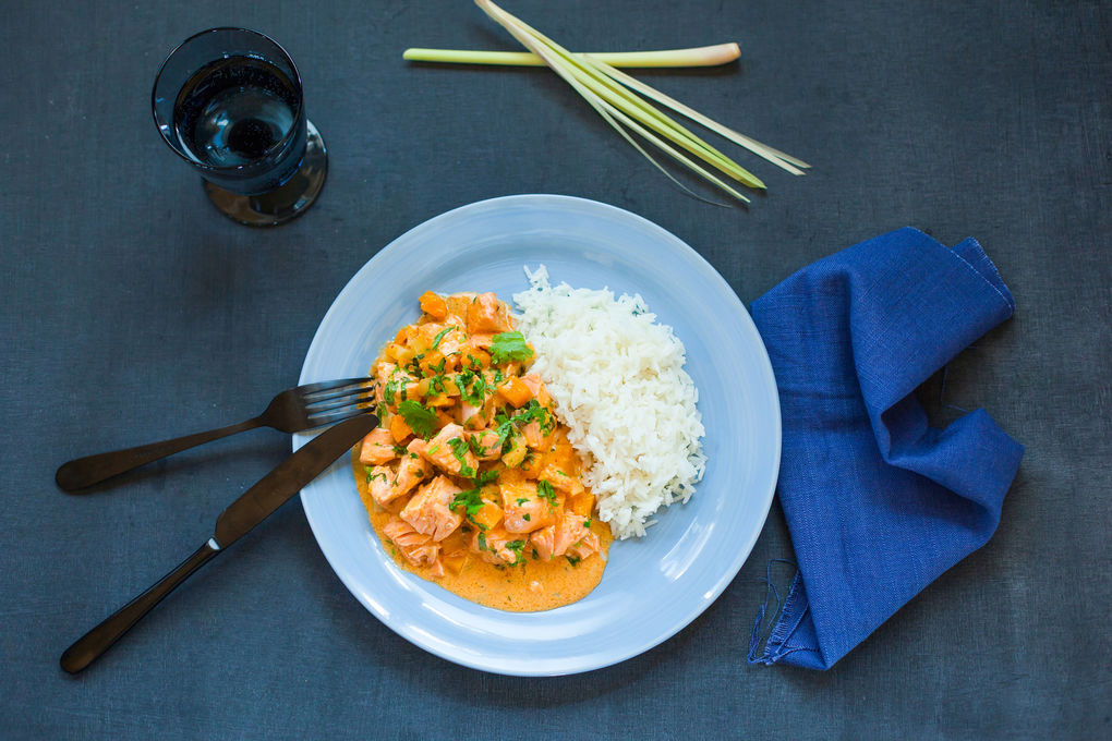 Rotes Lachs-Curry mit Kürbis, Pastinaken und Jasminreis