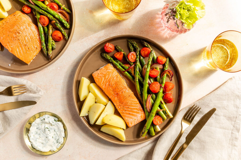 Grüner Spargel und 75°-Lachs mit Salzkartoffeln und Estragondip