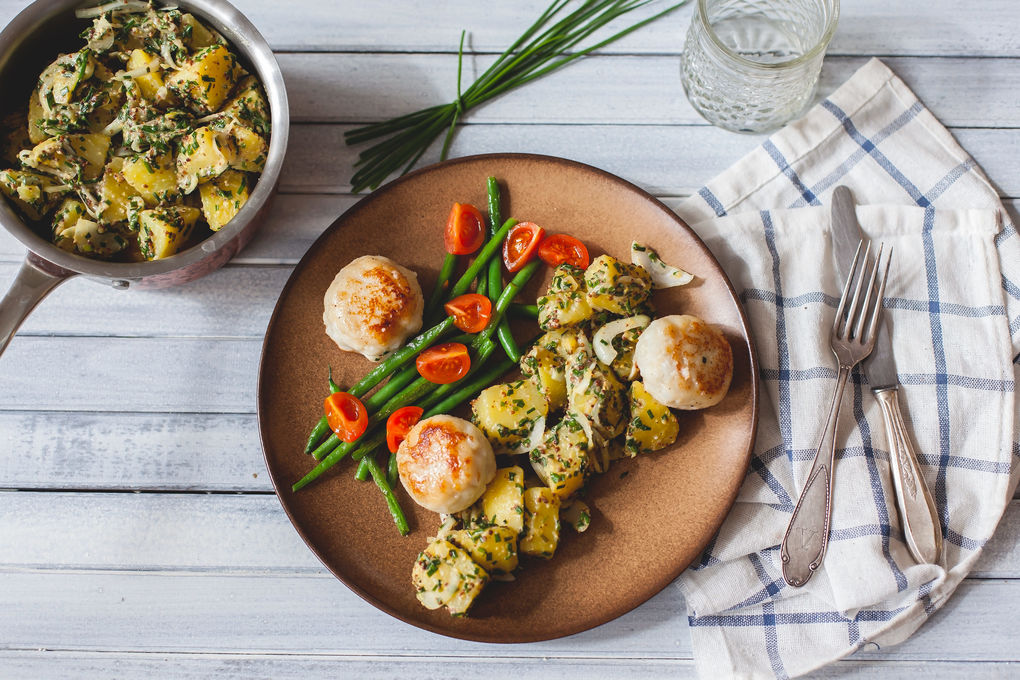 Seelachs-Boulette mit Kartoffelsalat und grünen Bohnen