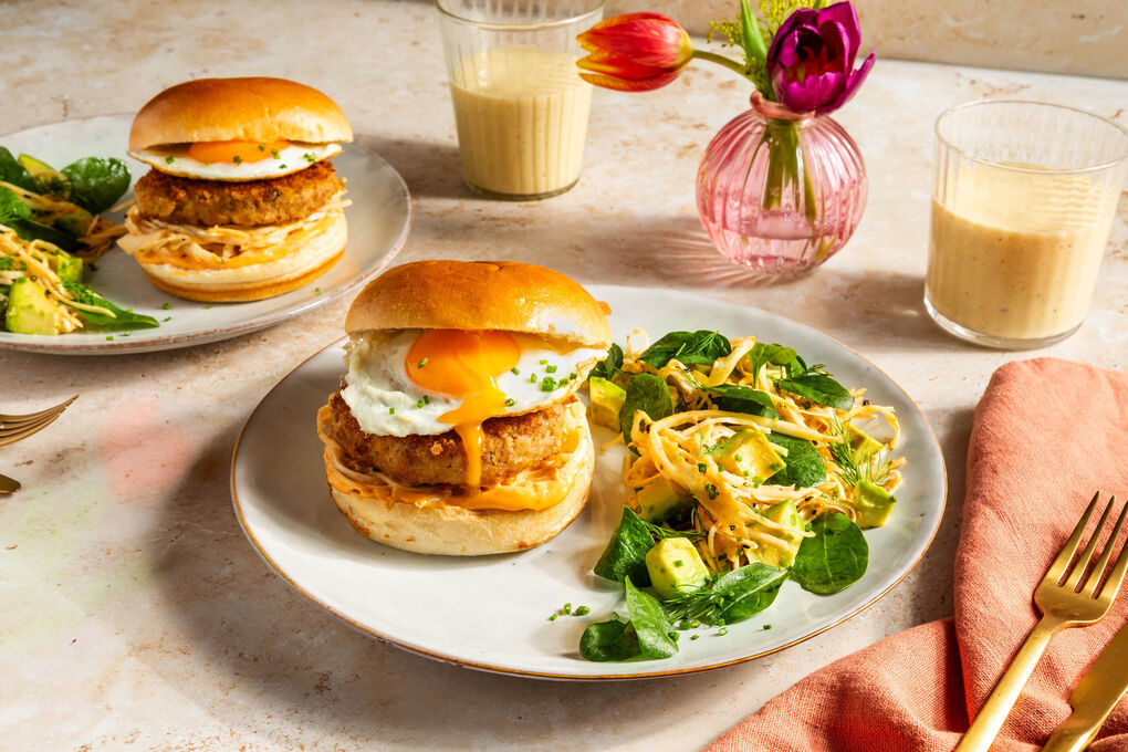 Sandwich mit Schweinswurst & Spiegelei dazu Avocado-Coleslaw & Mango-Shake