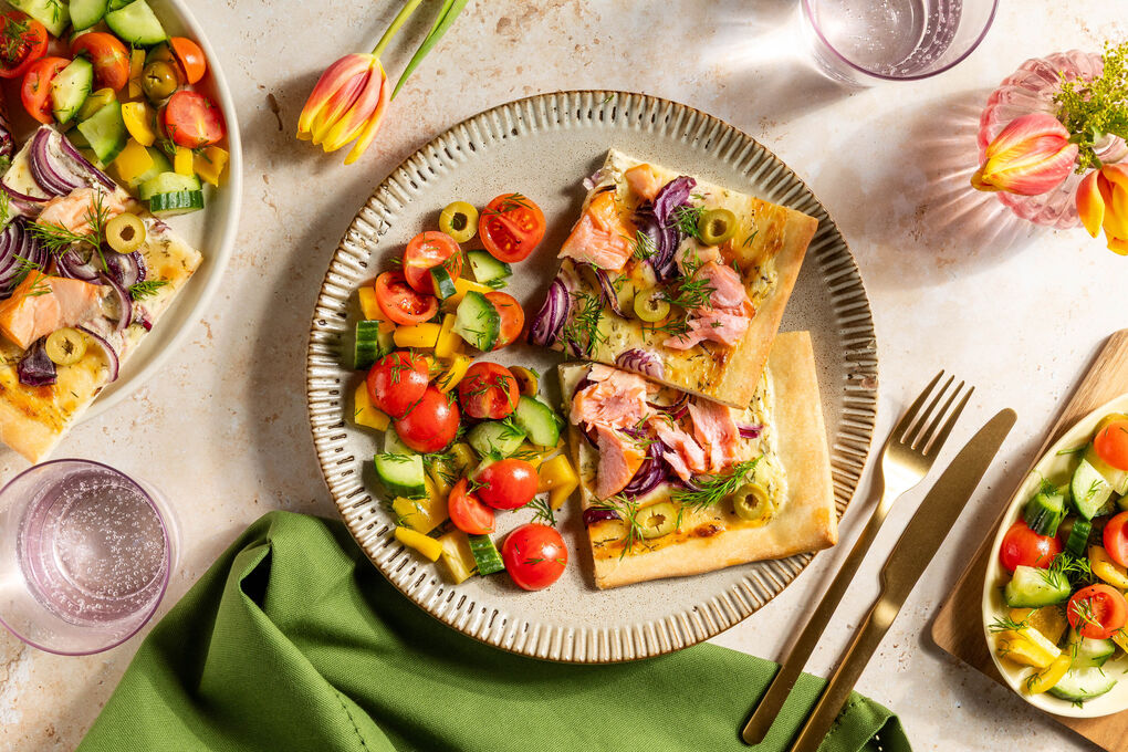 Pizza de luxe mit Stremellachs aromatisch-fein mit Dillcreme und Oliven