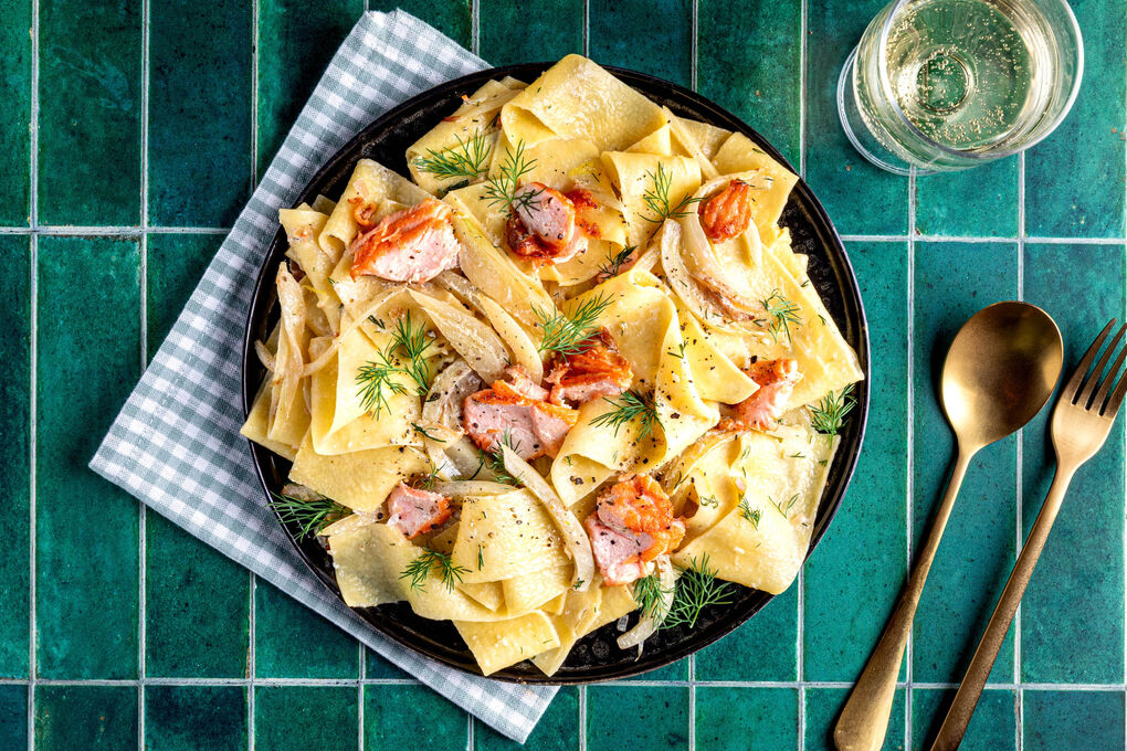 Pappardelle mit Lachsfilet in cremiger Sauce mit Fenchel und Dill