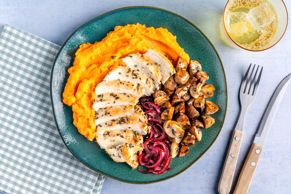 Hähnchenfilet an Süßkartoffelpüree mit Zwiebelmarmelade und Champignons