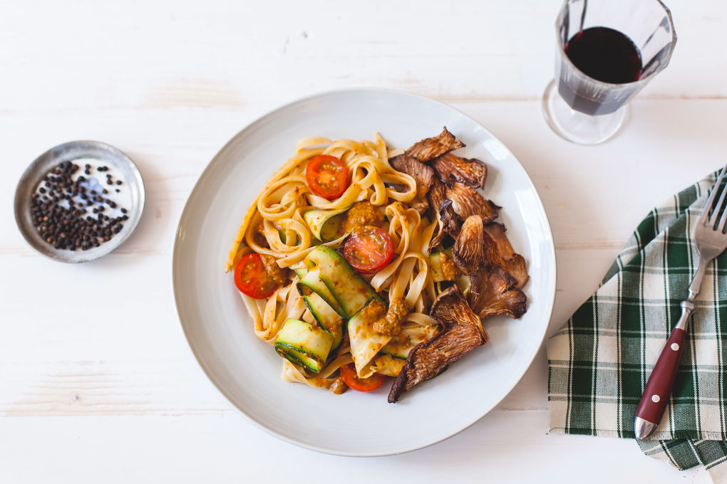 Tagliatelle mit Zucchini streifen und gebackenen Austernpilzen