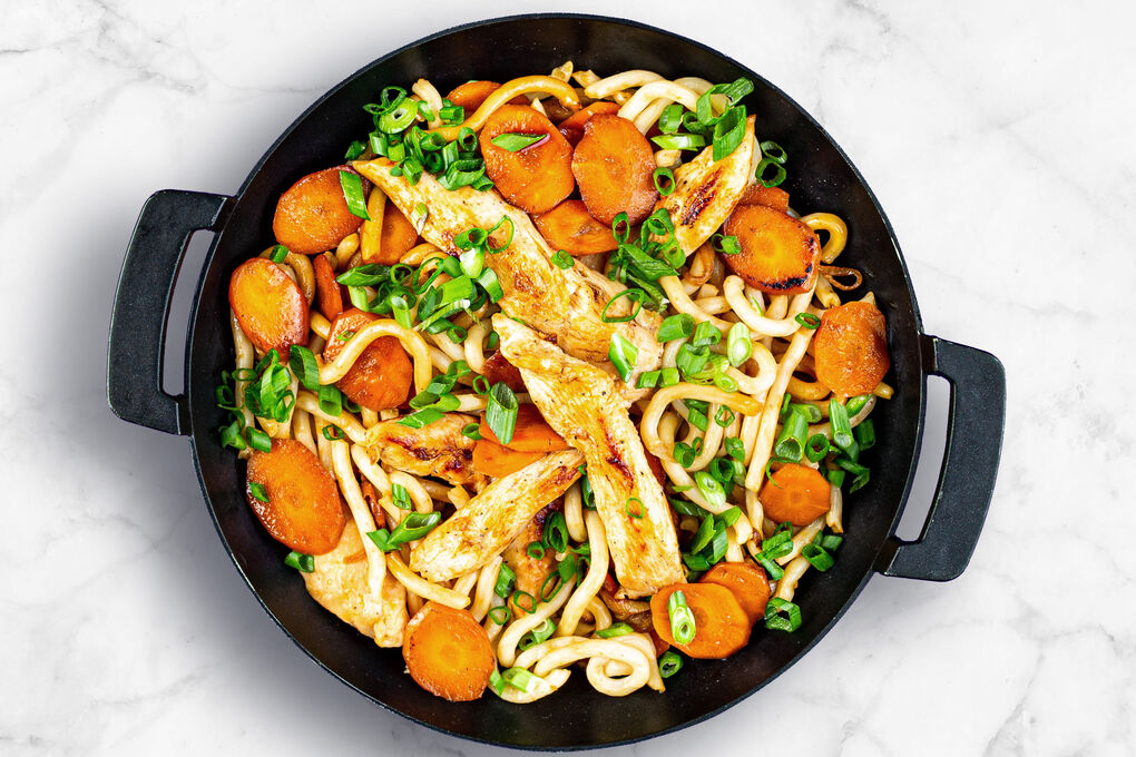 Schnelle Hähnchen-Udon mit Karotten und salzig-süßer Sauce