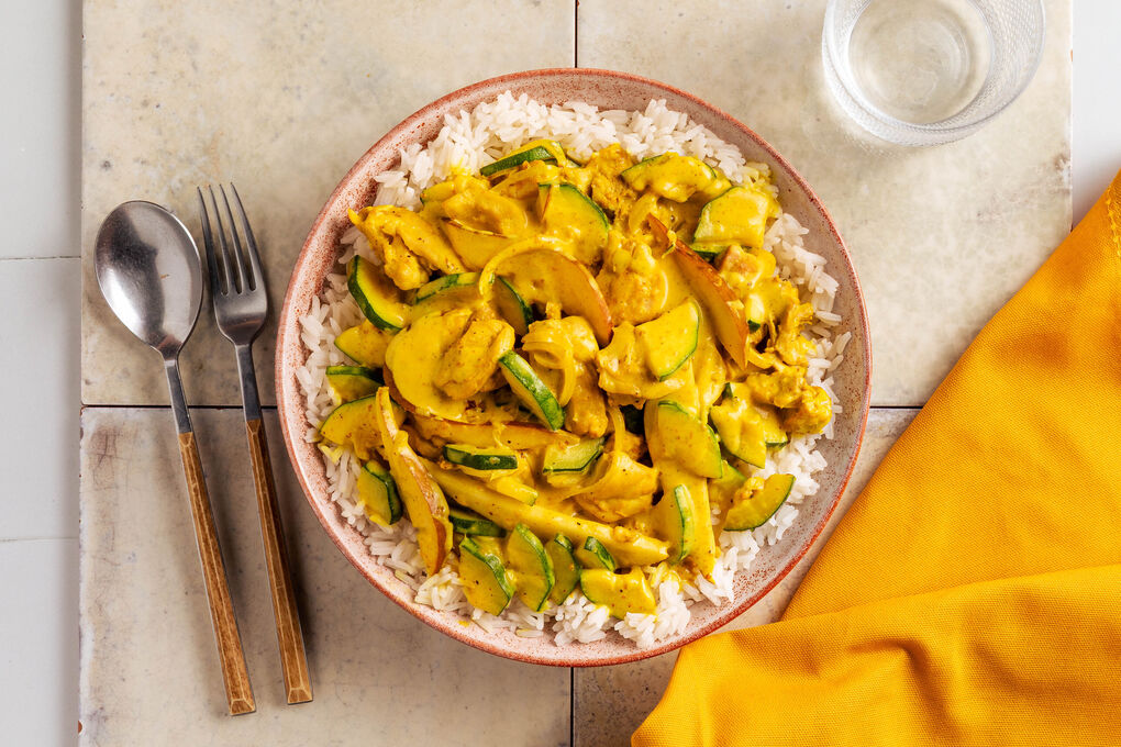 Indische Hähnchenpfanne mit Birne mit Zucchini und Jasminreis