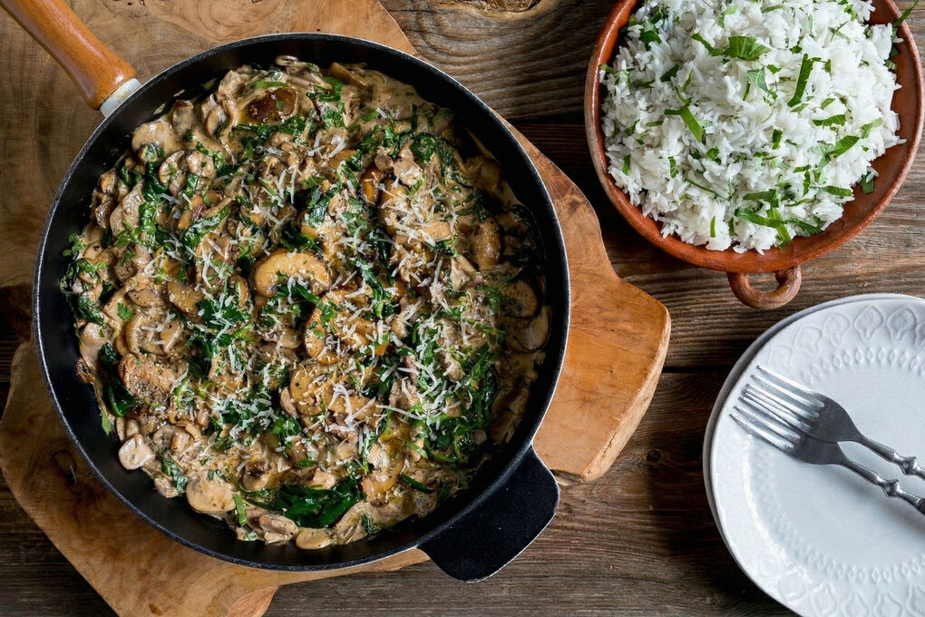Schnelles Champignon-Spinat-Stroganoff mit Basmatireis und Käse