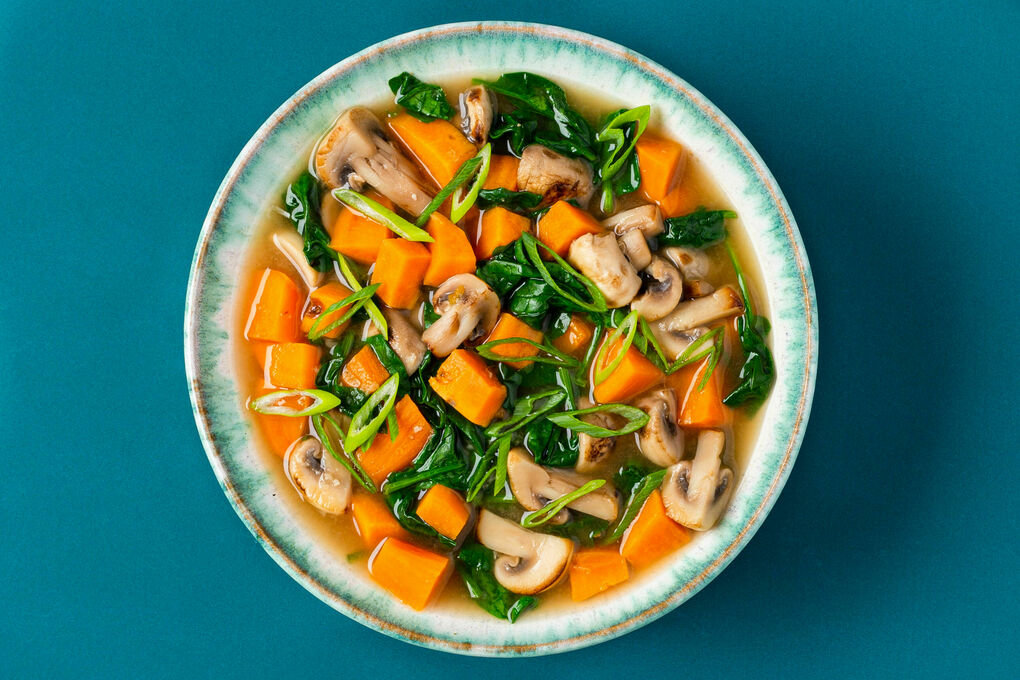 Leichte Süßkartoffel-Miso-Suppe mit Spinat, Pilzen und frischem Ingwer