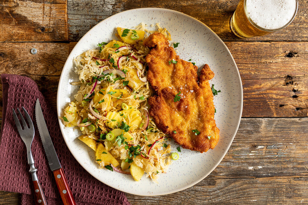Knuspriges Hähnchenschnitzel mit Kartoffel-Kraut-Salat