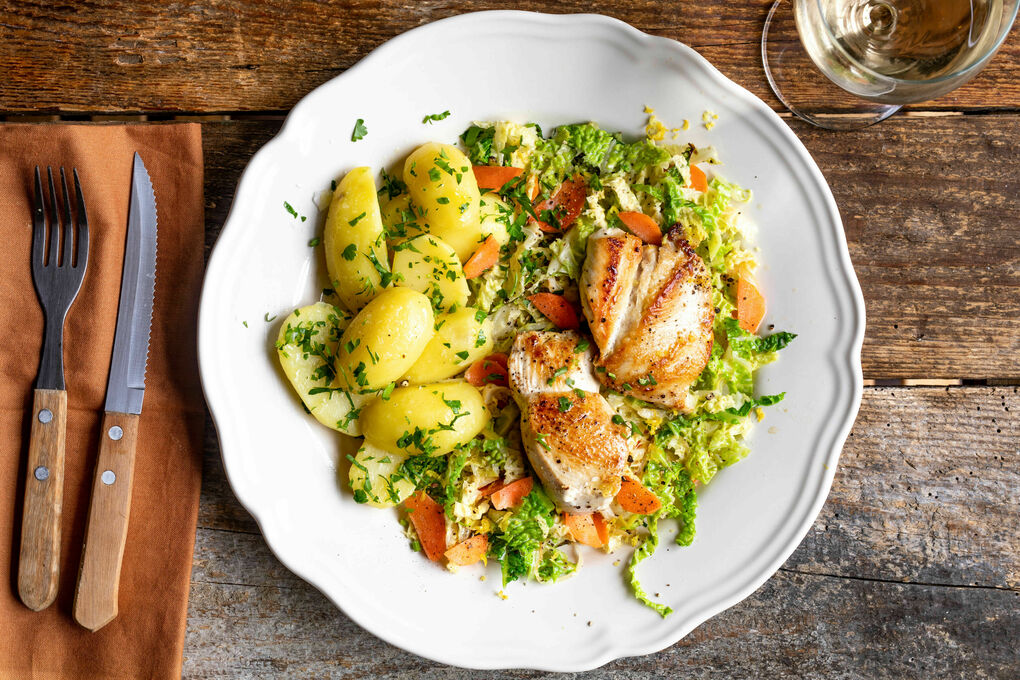 Zarte Hähnchenschnitzel mit Rahmwirsing und Kartoffeln