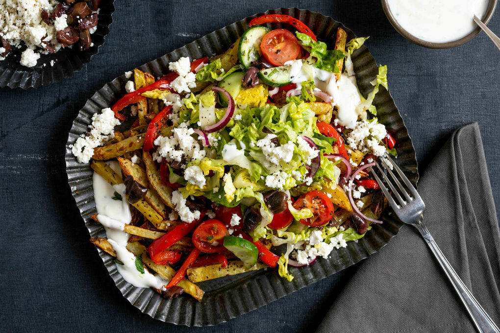 Griechische Pommes mit Feta und buntem Salat-Topping