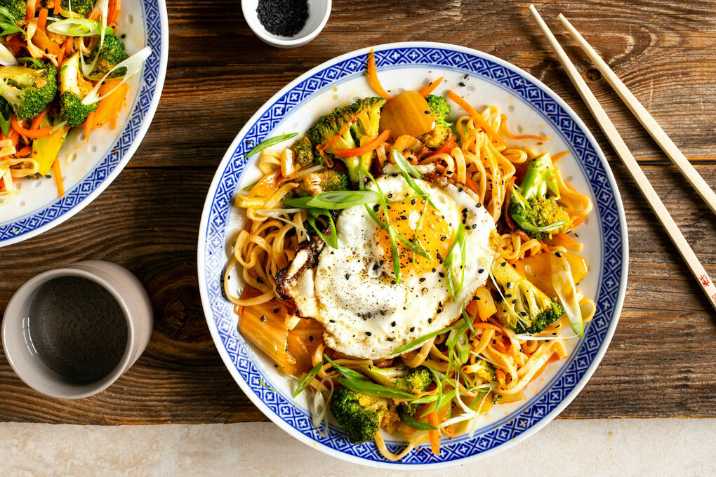 Kimchi-Nudelpfanne mit Spiegelei und Brokkoli