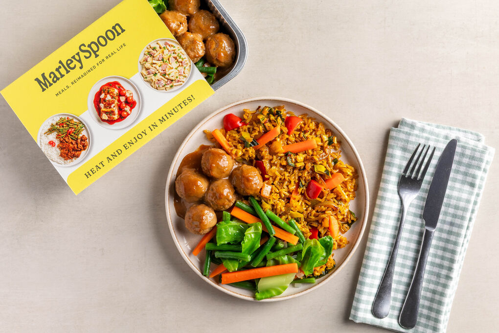 Vegetarisches Satay mit Hackbällchen mit grünen Bohnen und Nasi Goreng