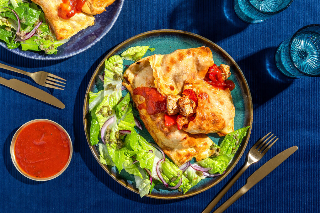 Hähnchen-Calzone mit Pesto und Paprika dazu Salat mit Kaperndressing