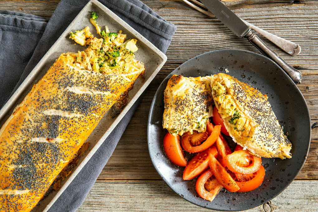 Blätterteigstrudel mit Brokkoli und Käse dazu Tomatensalat