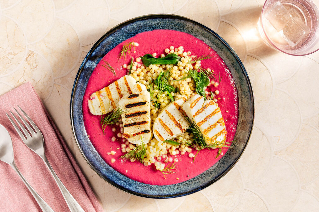 Grillkäse auf Rote-Bete-Borani und Perlencouscous mit Za’atar