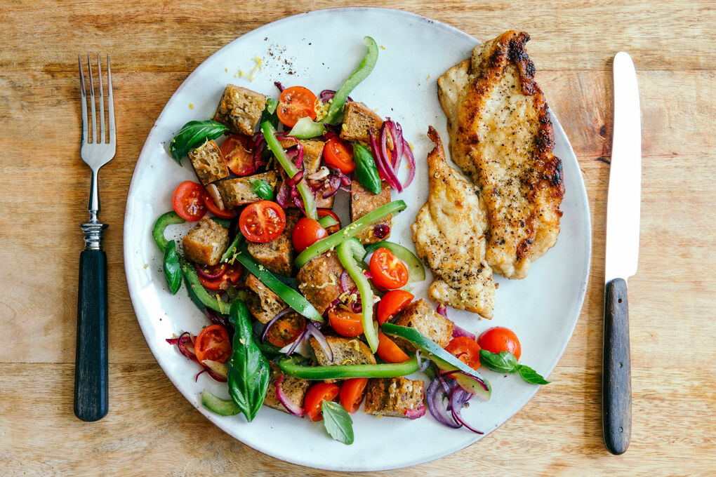 Gebratene Hähnchenbrust mit italienischem Tomaten-Brot-Salat