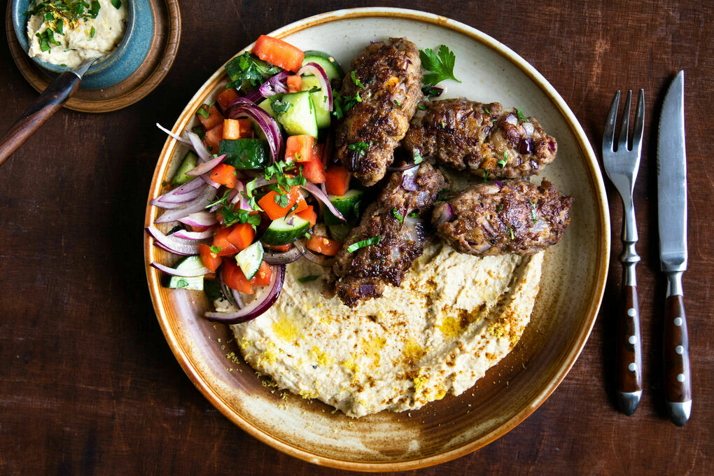 Köfte mit Zitronen-Hummus und Tomaten-Gurken-Salat mit Petersilie
