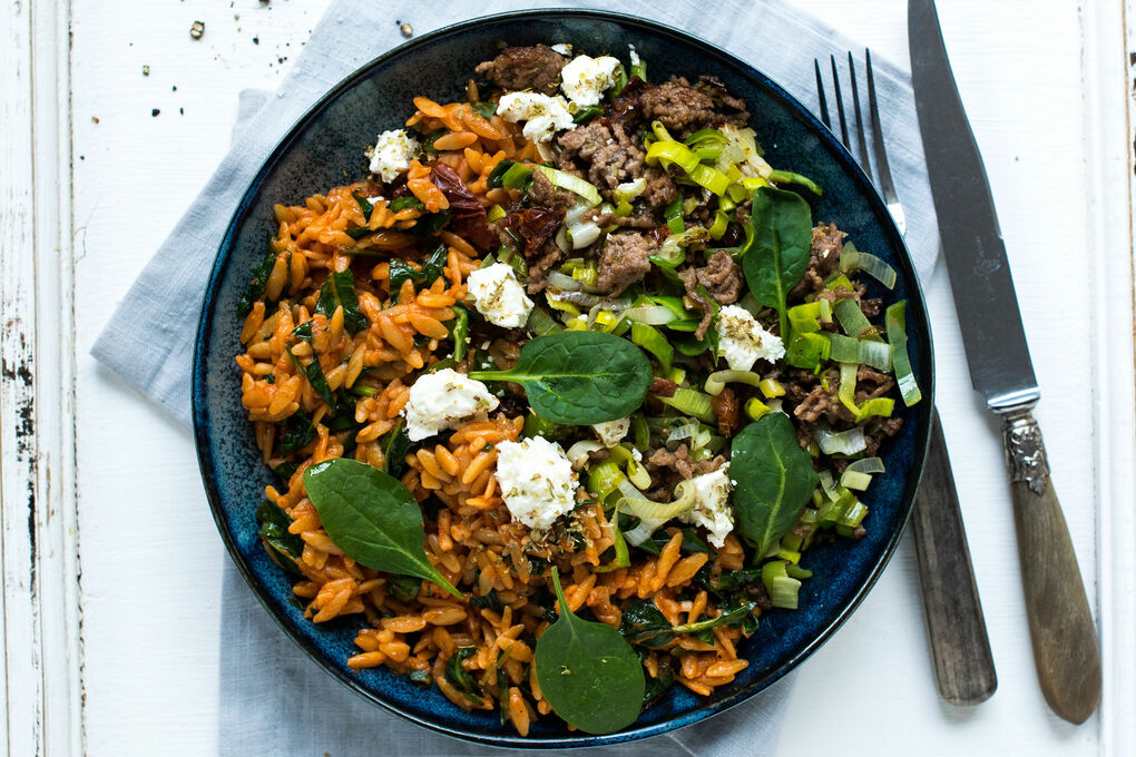 Mediterrane Hackfleischpfanne mit Lauch und Tomaten-Spinat-Risoni