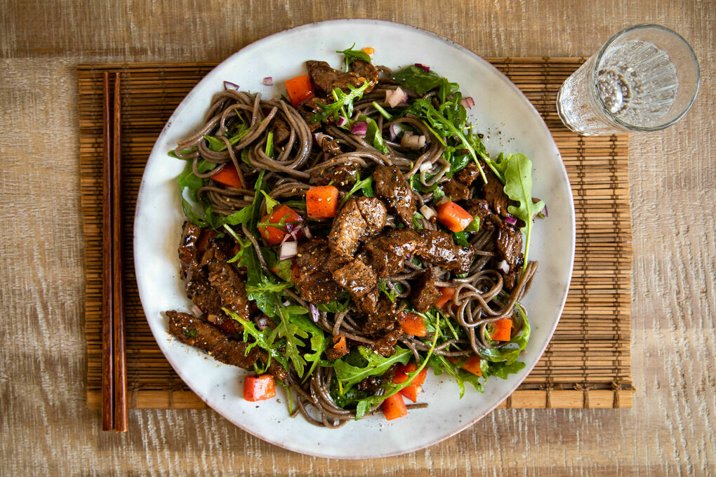 Vietnamesisches Rindfleisch auf lauwarmem Rucola-Sobanudelsalat