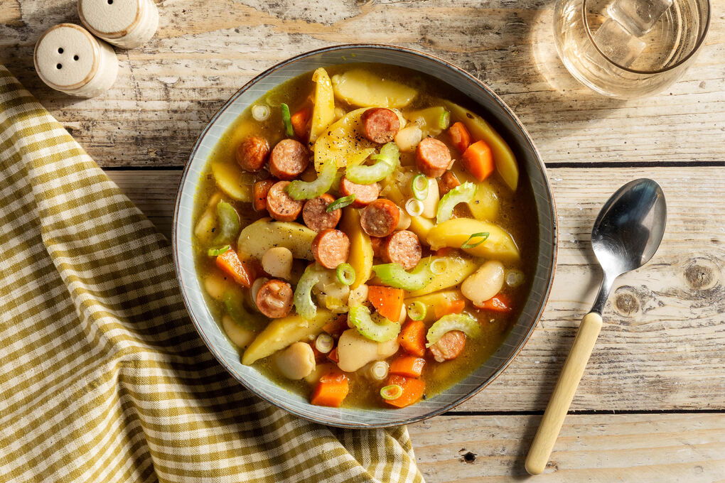 Gemüse-Bohnen-Eintopf mit Rauchwurst mit Kartoffeln und weißen Bohnen