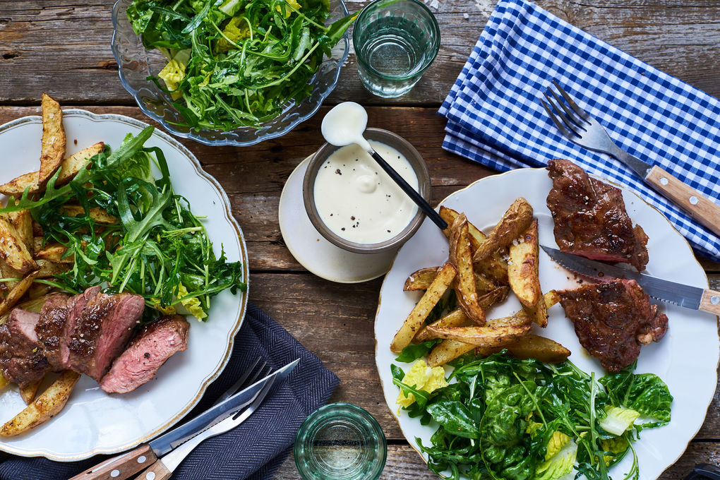 Saftiges Steak vom Rind mit Pommes, Senf-Sauce und Salat