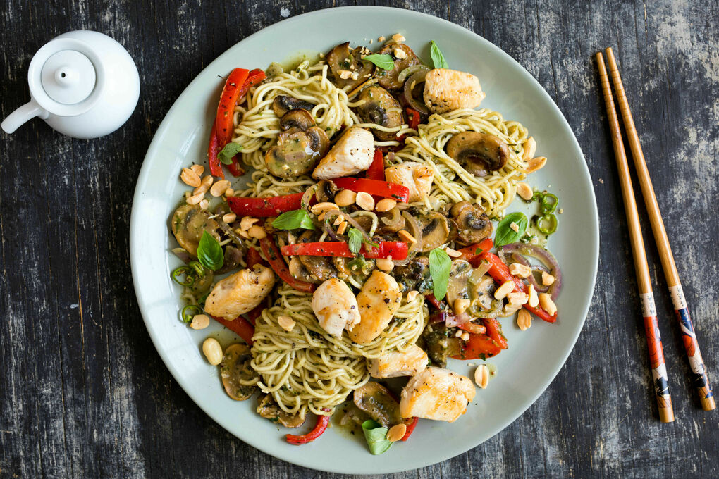 Gemüse-Nudel-Pfanne mit Hähnchen und thailändischem Basilikumpesto