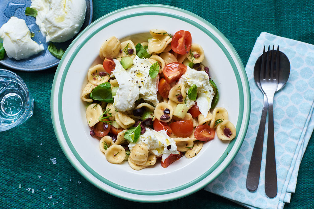 Italienischer Nudel-Salat mit Büffelmozzarella und Oliven