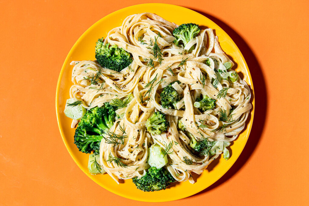 Cremige Pasta mit Brokkoli frisch mit Zitrone und Dill