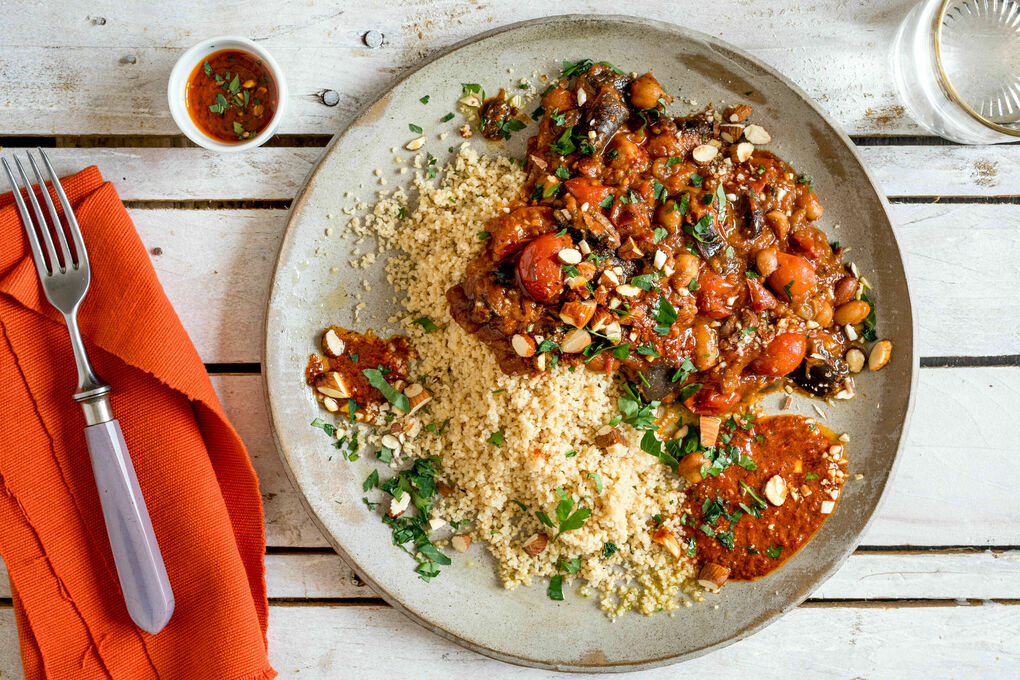 Marokkanisches Auberginenragout mit Oliven und Bohnen, dazu Couscous
